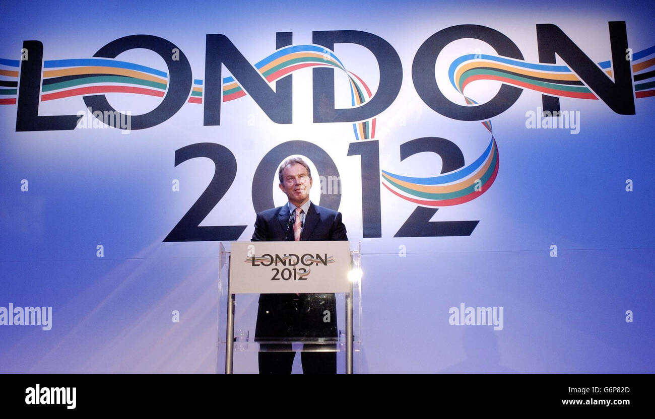 Primo Ministro Tony Blair al lancio dell'offerta di Londra per le Olimpiadi del 2012 che si tengono alla Royal Opera House di Londra. Blair ha esortato oggi i capi sportivi del mondo a consentire a Londra di ospitare i Giochi Olimpici del 2012 e ha promesso: "Non ti lasceremo calare". Blair ha parlato dell'orgoglio, della passione, dell'eccellenza tecnica e della professionalità che Londra avrebbe portato. Foto Stock