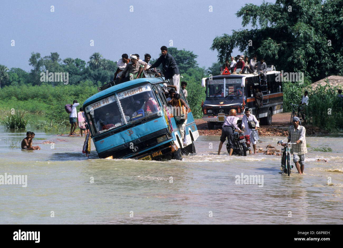 INDIA, Bihar, immersione al fiume Bagmati un ramo del Gange / Ganga River a causa delle pesanti piogge monsoniche e di fusione dei ghiacciai Himalaya, ponte rotto e danneggiato road, le persone camminare in acqua, il cambiamento climatico e il riscaldamento globale effetti Foto Stock