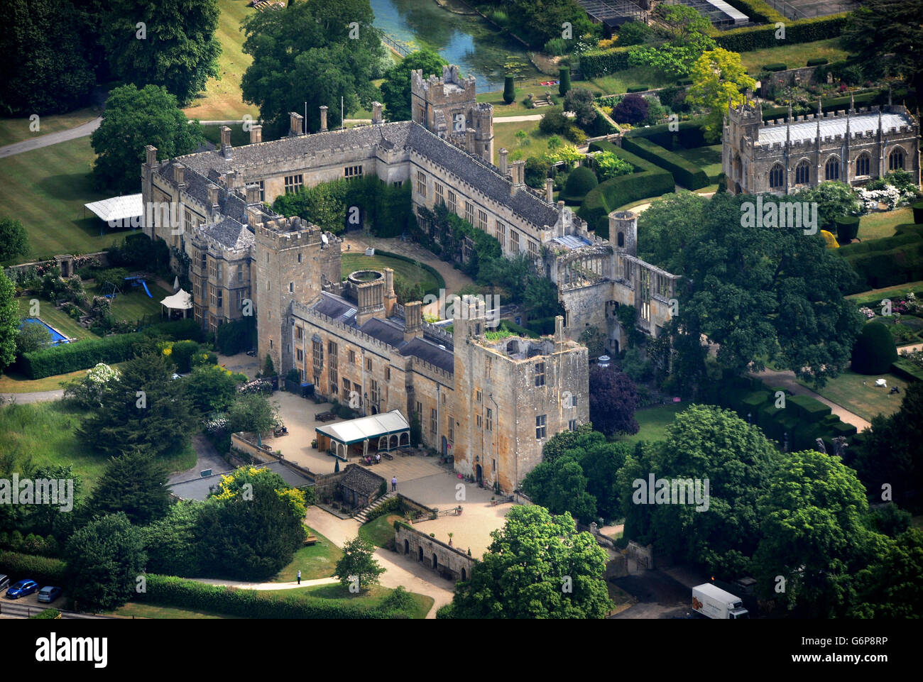 Il Castello di Sudeley nei pressi di Winchcombe, GLOUCESTERSHIRE REGNO UNITO dall'aria Foto Stock