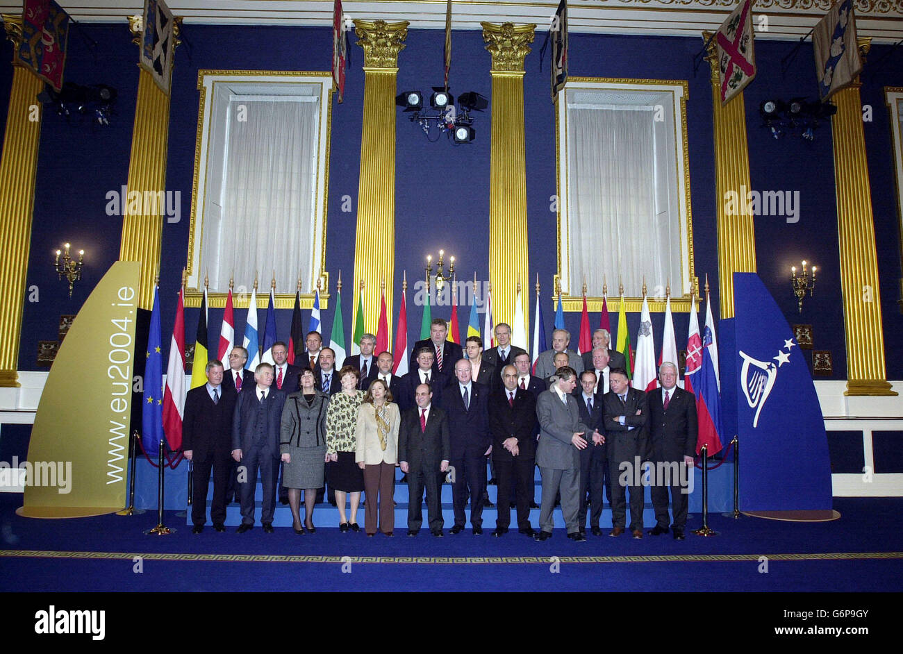 Il commissario europeo Antonio Vitorino (Centre L red tie, short), propone una fotografia di famiglia con il ministro irlandese della Giustizia, dell'uguaglianza e della riforma del diritto, E presidente in carica del Consiglio Michael McDowell (C right blue tie tall), alla riunione informale del Consiglio Giustizia e Affari interni per l'Unione europea al Castello di Dublino, Repubblica d'Irlanda. Foto Stock