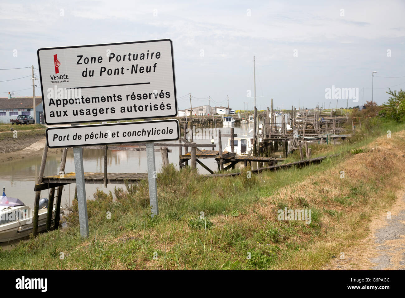 Cartello indicante pesca di estuario Zone Portuaire Pont-Neuf Vendee Bouin Francia Foto Stock