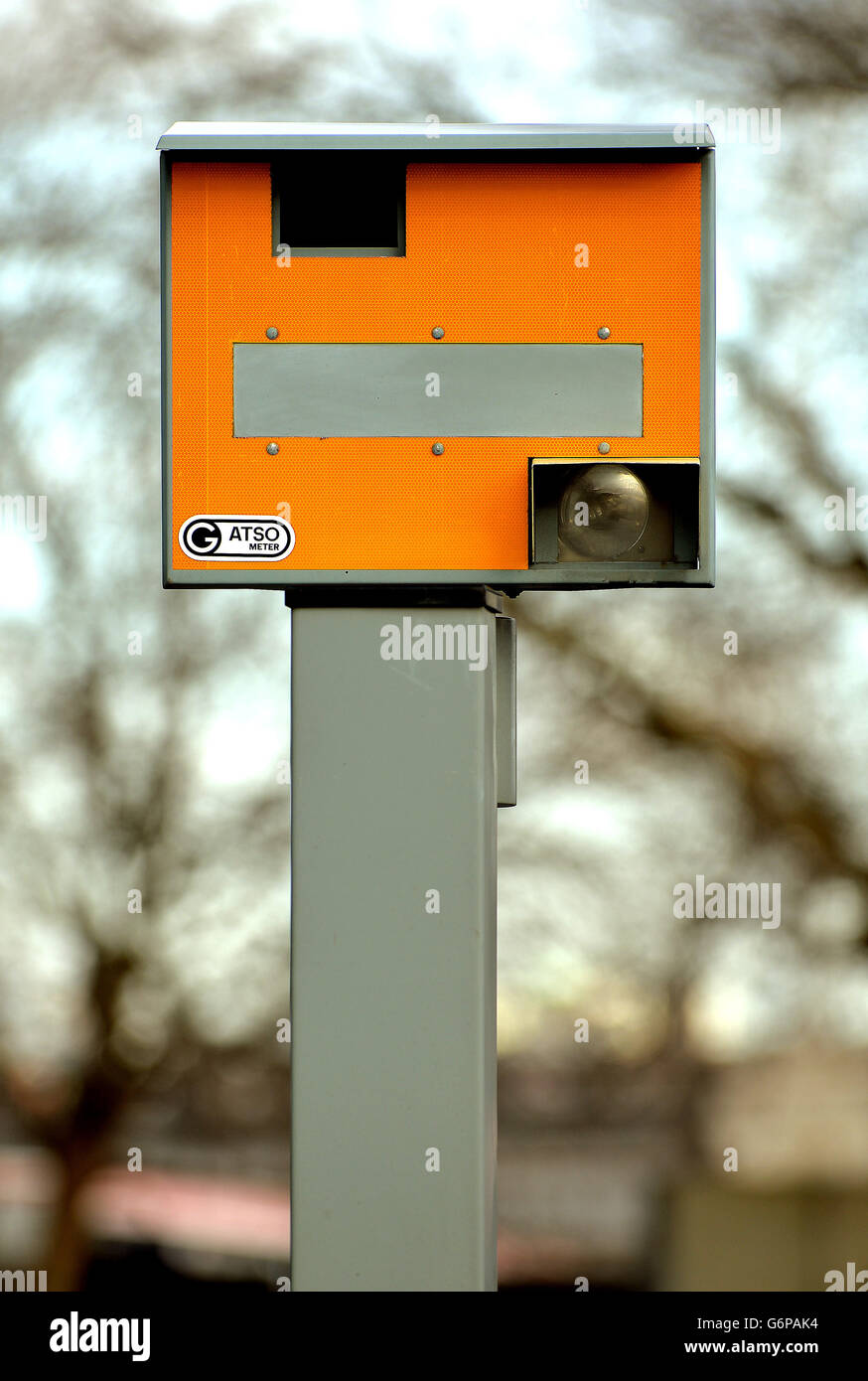 Una autovelox fissa sulla prenotazione centrale al limite di 30 miglia all'ora, su Millbank nel centro di Westminster a Londra. Foto Stock