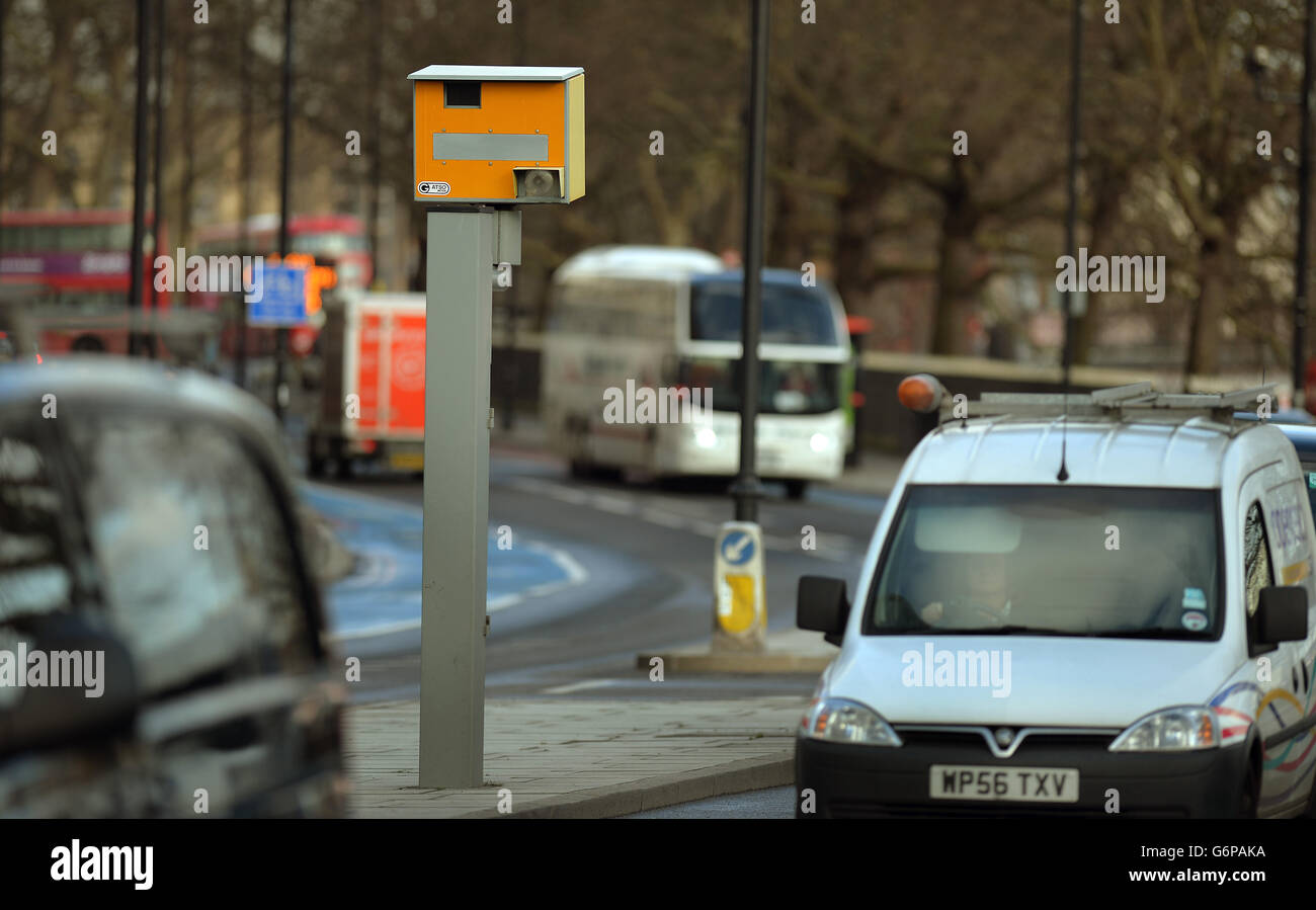 Una autovelox fissa sulla prenotazione centrale al limite di 30 miglia all'ora, su Millbank nel centro di Westminster a Londra. Foto Stock