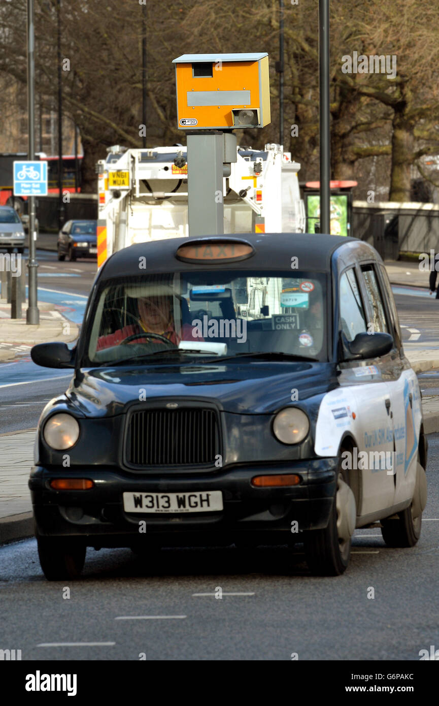 Una autovelox fissa sulla prenotazione centrale al limite di 30 miglia all'ora, su Millbank nel centro di Westminster a Londra. Foto Stock