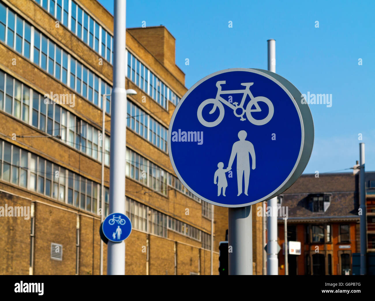 Pedonale e ciclabile segni in Nottingham City Centre Nottinghamshire England Regno Unito Foto Stock