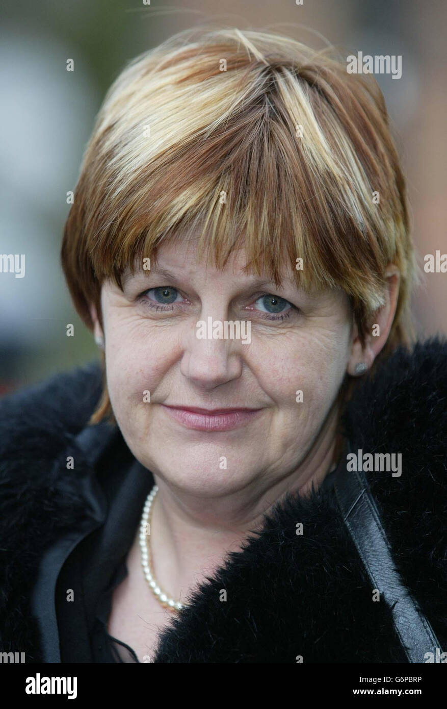 Maria Cook, 47 anni, di Bracknell, Berkshire, un funzionario senior presso il Royal College of Nursing, fuori da un tribunale per il lavoro a Southampton, dove sostiene il licenziamento costruttivo e la discriminazione razziale da parte della RCN. Sostiene di essere stata sospesa perché ha criticato lo stile di gestione del segretario generale RCN Dr Beverly Malone, ex consulente sanitario del presidente Bill Clinton. Foto Stock