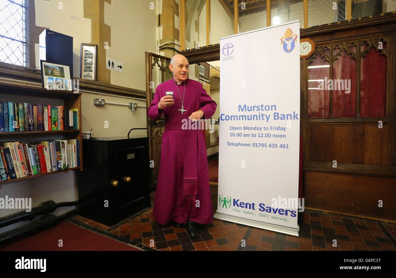 Il Vescovo di dover il Rt. Il Rev. Trevor Willmott arriva alla Chiesa di tutti i Santi a Murston, vicino a Sittingbourne, per aprire la Murston Community Bank all'interno dell'edificio diventando la prima banca comunitaria del Kent ad essere tenuta in una chiesa. Foto Stock