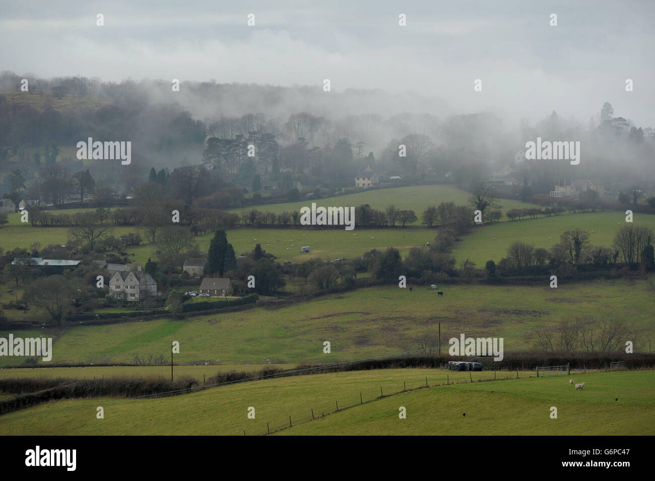 Rotoli di nebbia sulle colline intorno a Rococo Gardens in Painswick, nel Gloucestershire. Foto Stock