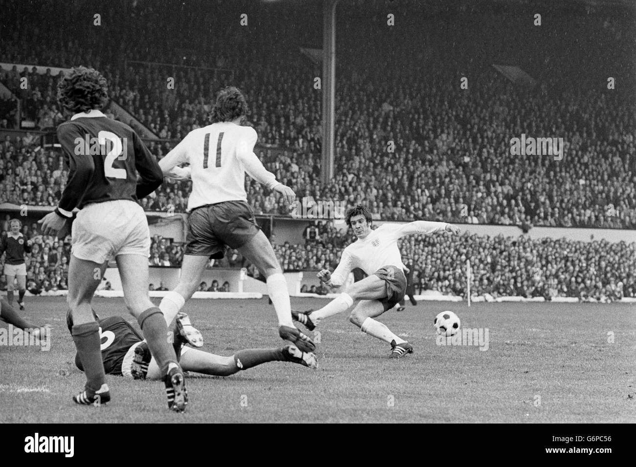 Emlyn Hughes in Inghilterra si disputò durante la prima metà della partita Scotland contro Inghilterra 1973-74 British Home Championship ad Hampden Park. La Scozia ha battuto l'Inghilterra 2-0, con Joe Jordan che ha segnato e un proprio goal di Colin Todd. Fu la prima vittoria della Scozia sull'Inghilterra dal 1967 e la prima vittoria contro il "vecchio nemico" ad Hampden Park per 10 anni. Foto Stock