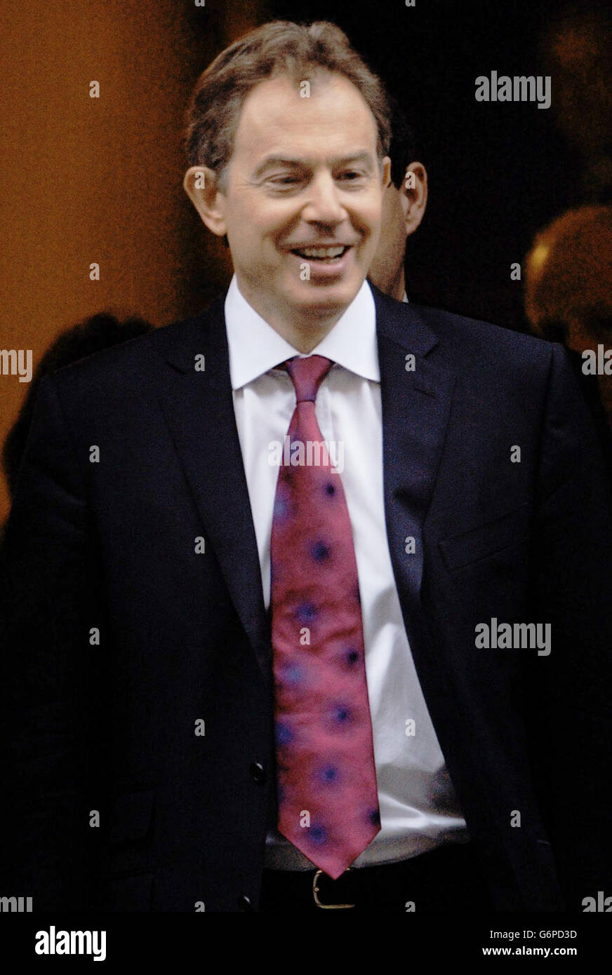 Il primo ministro britannico Tony Blair lascia la sua residenza ufficiale al 10 di Downing Street, per recarsi alla Camera dei Comuni per un'apparizione davanti al Comitato di collegamento dei Comuni. Il comitato è composto dai presidenti di vari comitati selezionati dei comuni. Foto Stock