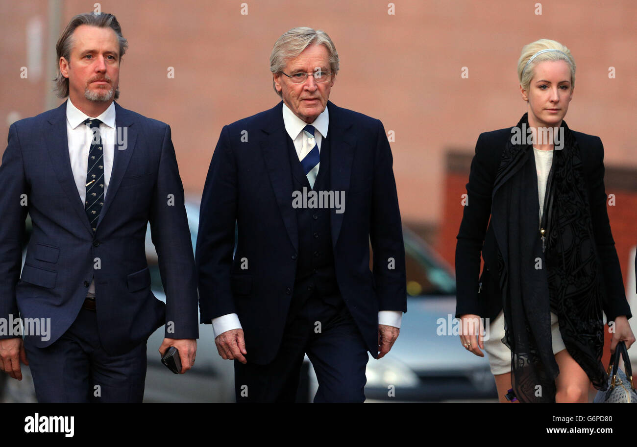 L'attore di Coronation Street William Roache arriva con il figlio Linus (a sinistra) e la figlia Verity (a destra) a Preston Crown Court per la continuazione del suo processo. Foto Stock