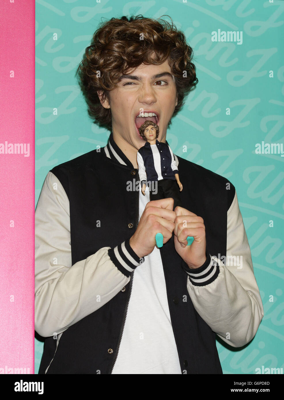 George Shelley di Union J mentre lanciano le loro bambole durante il giorno della stampa per l'annuale Toy Fair - dove più di 280 aziende lanciano migliaia di nuovi prodotti per acquirenti e rivenditori - all'Olympia di Londra. Foto Stock