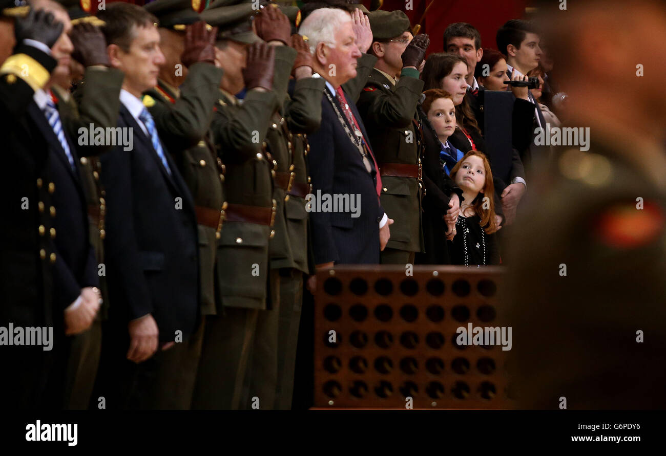 Farah Flannery (a destra, davanti), di sei anni, durante la cerimonia di commissionamento di 21 nuovi ufficiali dell'esercito irlandese e di due ufficiali maltesi presso il Centro di addestramento delle forze di difesa, Curragh Camp, Co. Kildare. Foto Stock