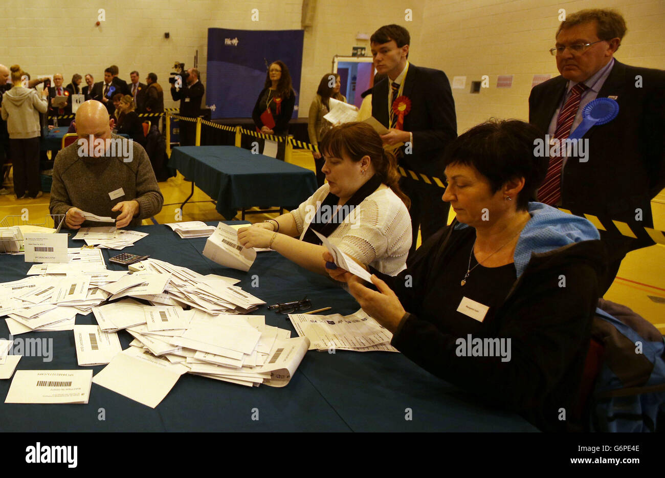 Inizia il conteggio nel Dalgety Sports Center di Dalgety Bay per la sottoelezione di Cowdenbeath per eleggere un nuovo MSP al Parlamento scozzese. Foto Stock