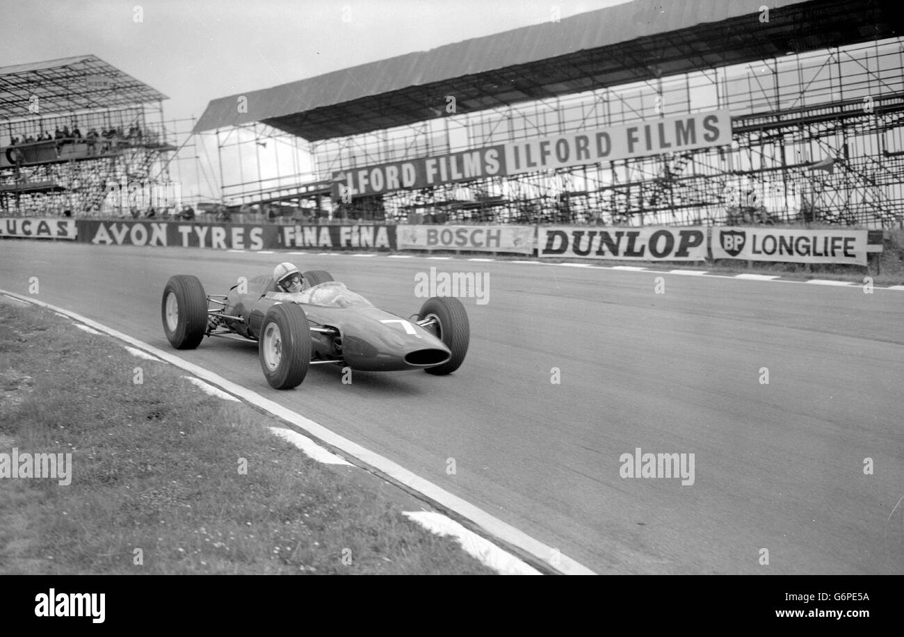 John Surtees al volante di una Ferrari, praticando sul circuito Brands Hatch, Kent, per il Gran Premio d'Europa che si terrà l'11 luglio. Questo sarà il primo Gran Premio mai disputato su questo circuito Foto Stock