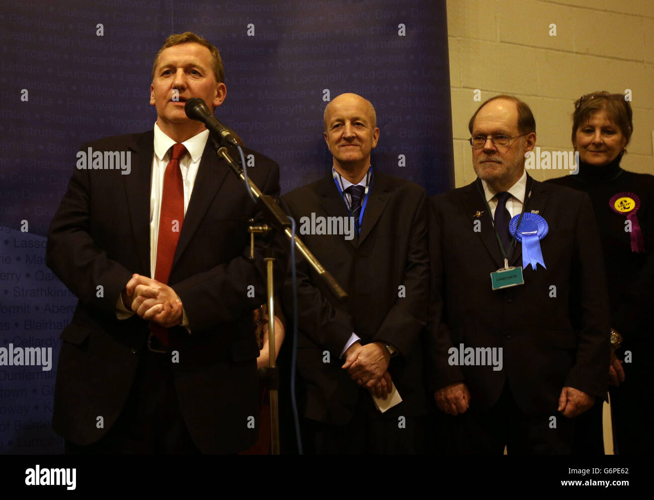 Alex Rowley festeggia nella sala conteggio di Dalgety Bay a Fife dopo aver vinto la sottoelezione del collegio elettorale di Cowdenbeath per il Parlamento scozzese. La sottoelezione si è svolta in seguito alla morte del Labour MSP Helen Eadie. Foto Stock