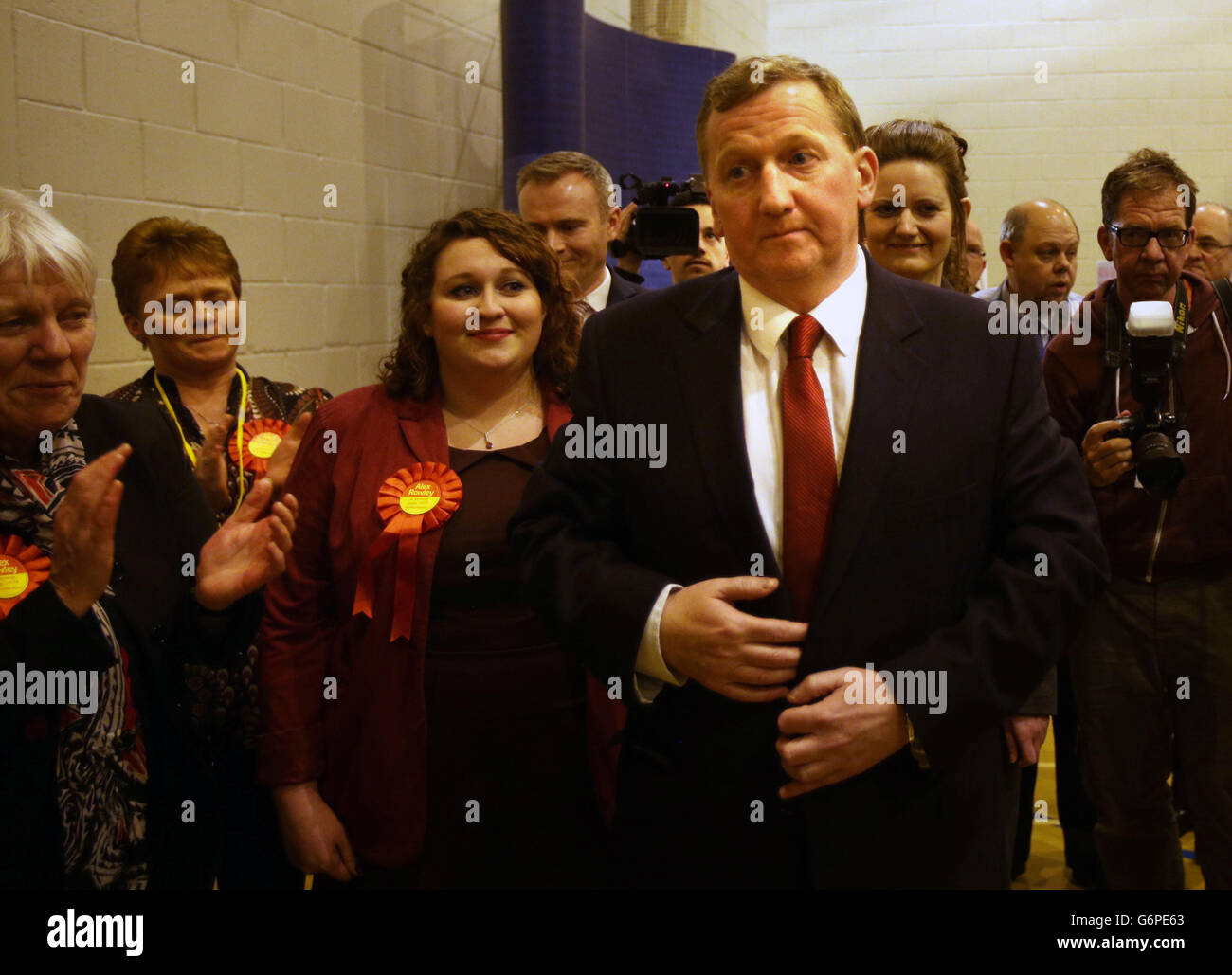 Alex Rowley festeggia nella sala conteggio di Dalgety Bay a Fife dopo aver vinto la sottoelezione del collegio elettorale di Cowdenbeath per il Parlamento scozzese. La sottoelezione si è svolta in seguito alla morte del Labour MSP Helen Eadie. Foto Stock