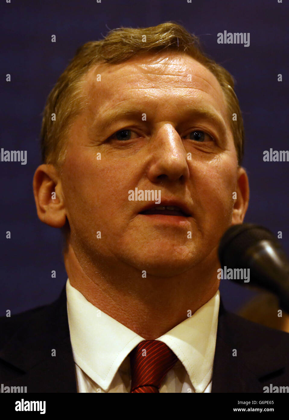 Alex Rowley festeggia nella sala conteggio di Dalgety Bay a Fife dopo aver vinto la sottoelezione del collegio elettorale di Cowdenbeath per il Parlamento scozzese. La sottoelezione si è svolta in seguito alla morte del Labour MSP Helen Eadie. Foto Stock