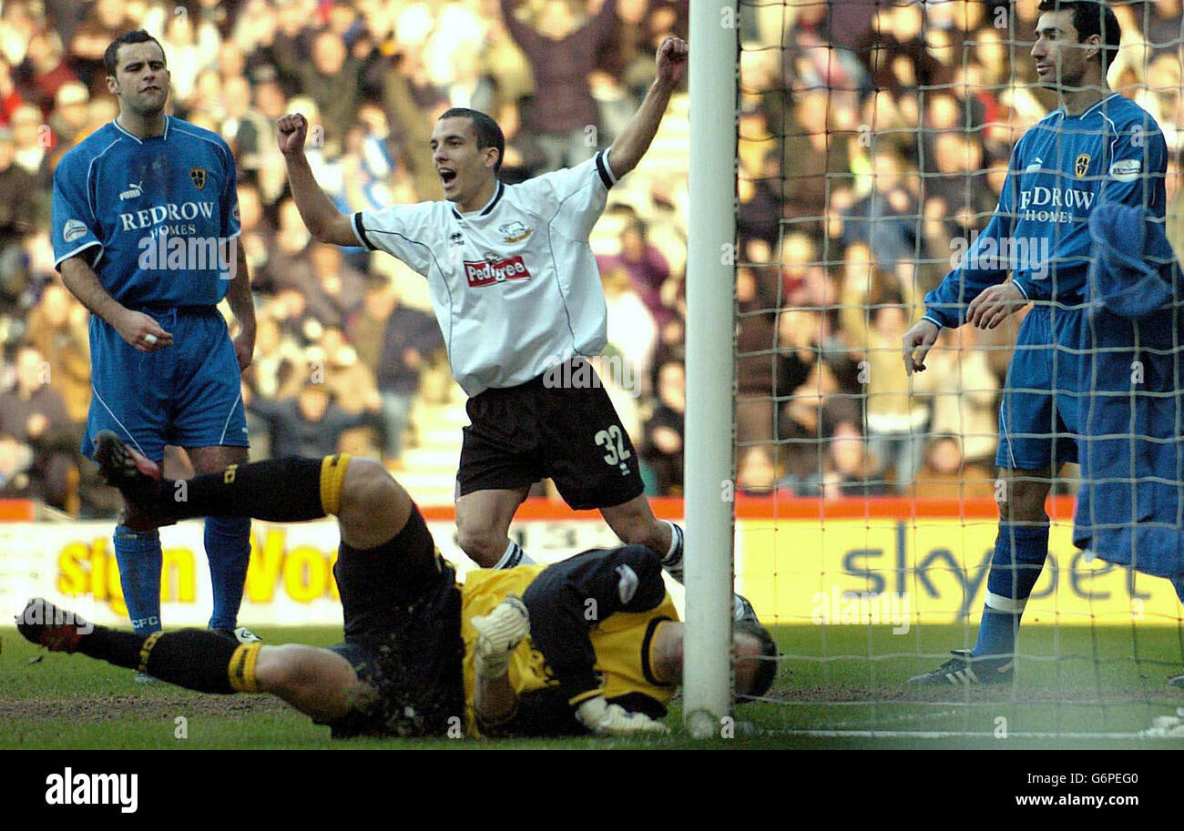 Osman della contea di Derby festeggia dopo aver segnato contro Cardiff City il loro apripista durante la partita Nationwide Division uno al Pride Park di Derby. . Foto Stock