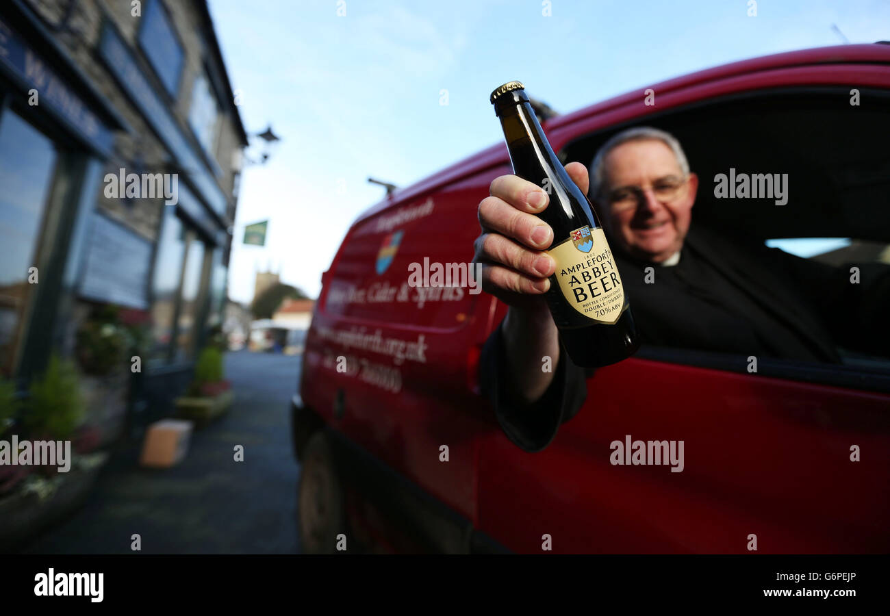 Padre Terence Richardson, Priore di Ampleforth Abbey and College, effettua una consegna speciale della Ampleforth Abbey Beer come l'Abbazia ha rivelato che sta per vendere la sua 75.000 bottiglia della birra tradizionale. Foto Stock