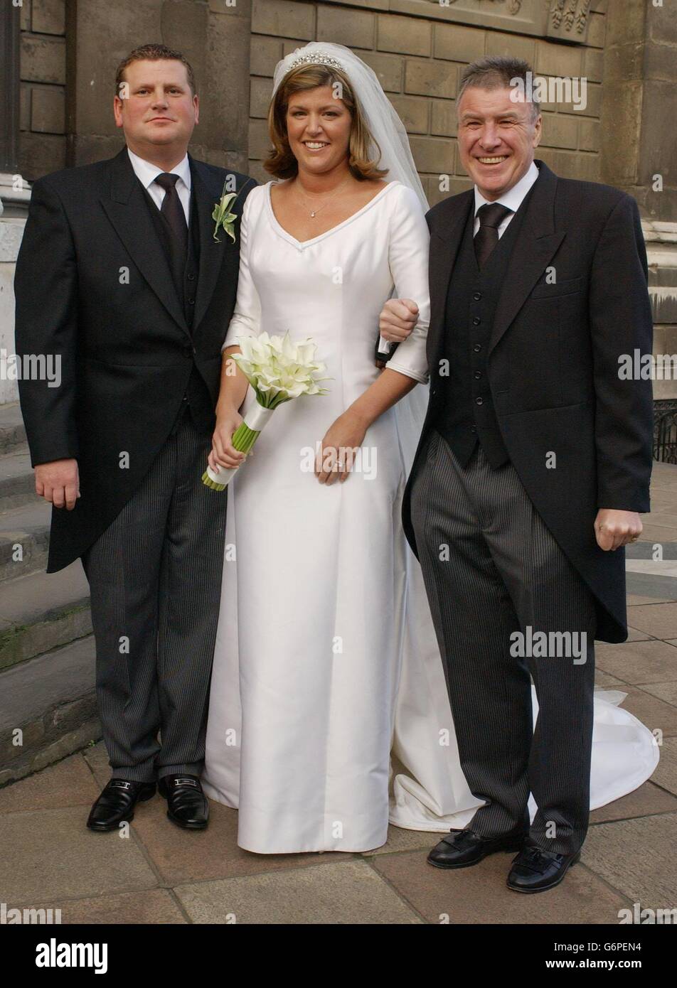 L'ex calciatore Emlyn Hughes (R) accompagna sua figlia Emma fuori dalla cattedrale di St Paul nel centro di Londra. 09/11/04: Emlyn Hughes morì all'inizio di questa mattina all'età di 57 anni. Foto Stock