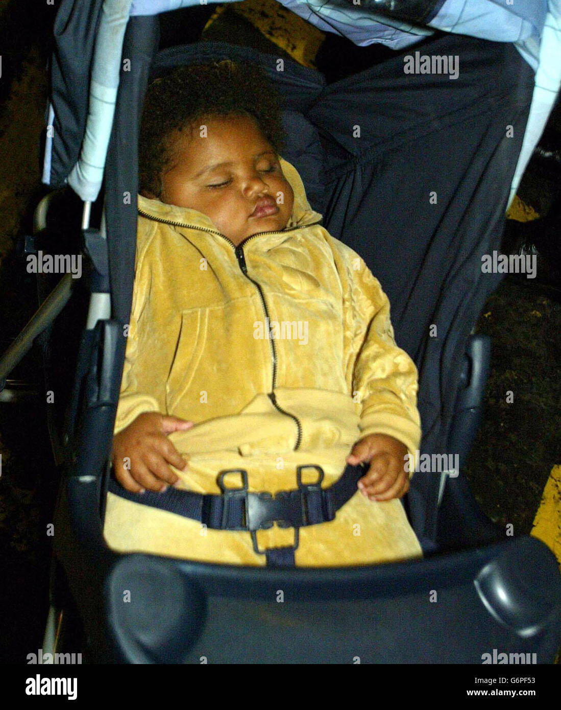 "Sono un celebrity...Get Me out of Here" il bambino del concorrente Jordan Harvey dorme mentre sua mamma ritorna dall'Australia all'aeroporto di Heathrow, a Londra. Foto Stock