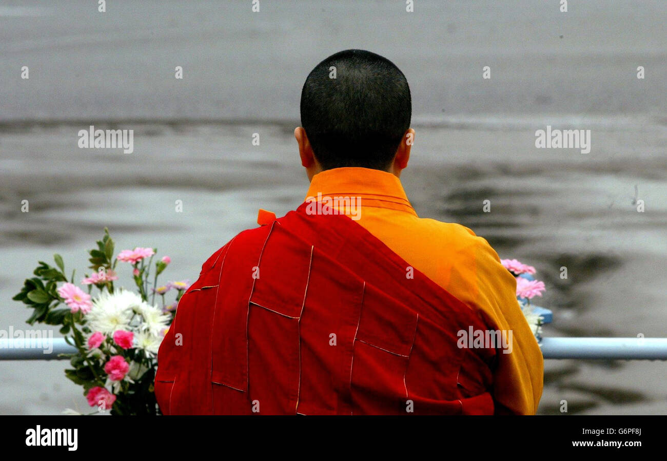 Un monaci buddisti durante il servizio commemorativo tenuto per ricordare i 19 uomini e donne che hanno perso la vita nella tragedia della baia di Morecambe. Il servizio di memoria, organizzato da 15 monaci locali e frequentato da membri della comunità della Cina nord-occidentale, si è svolto accanto alla stazione di bagnino sul lungomare, dove molti dei soccorritori che hanno lottato per salvare gli scarlatori intrappolati sono basati. Foto Stock