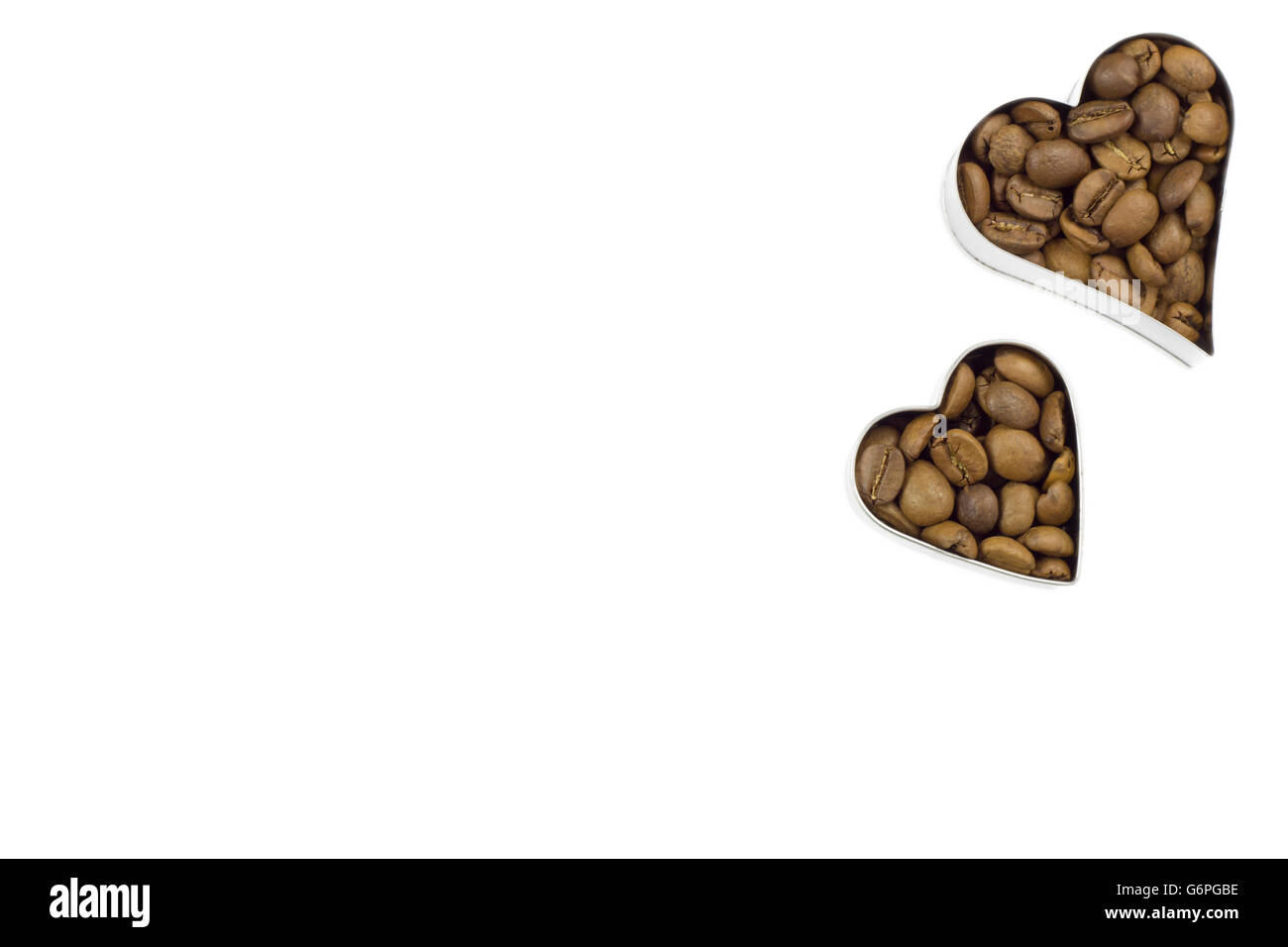 A forma di cuore i chicchi di caffè sulla isolato sfondo bianco Foto Stock