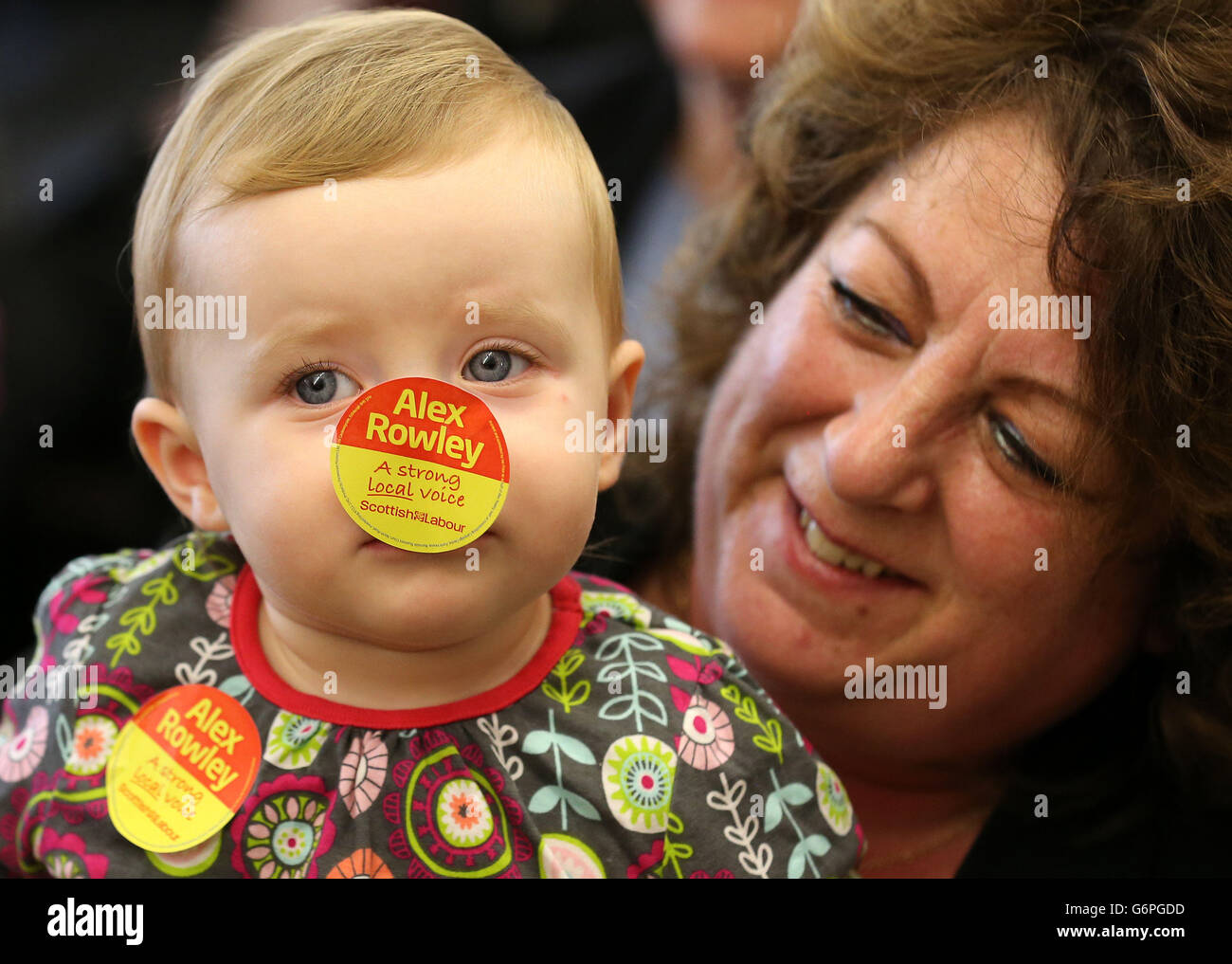 Il bambino di quindici mesi Kara Erskine con gran Linda Erskine di Lochgelly, mentre il lavoro scozzese lancia formalmente la sua campagna di by-elezione di Cowdenbeath con il candidato Alex Rowley al Centro commerciale di Ore Valley a Lochgelly. Foto Stock