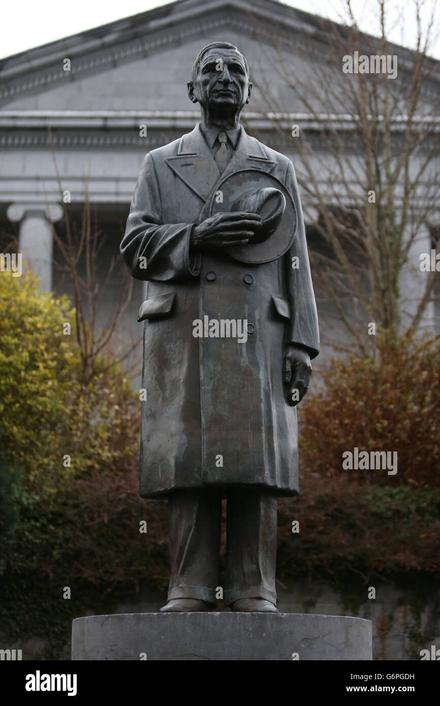 Statua dell'ex Taoiseach e del presidente Eamon De Valera fuori dal tribunale distrettuale di Ennis a Co Clare. Foto Stock
