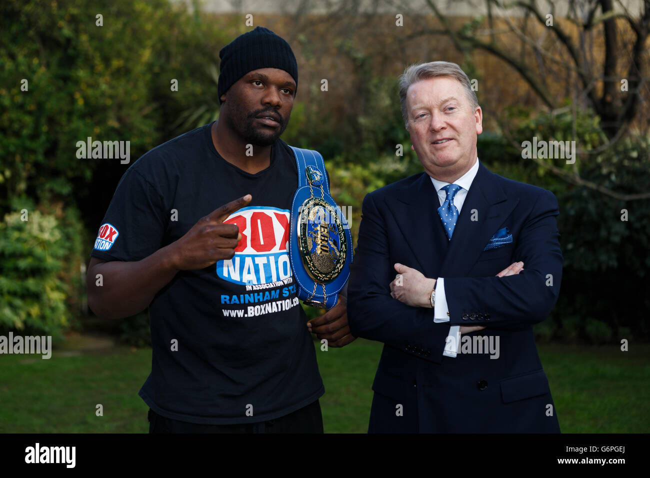 Dereck Chisora (a sinistra) si pone con il promotore Frank Warren dopo la conferenza stampa al Fredericks Restaurant, Londra. Foto Stock