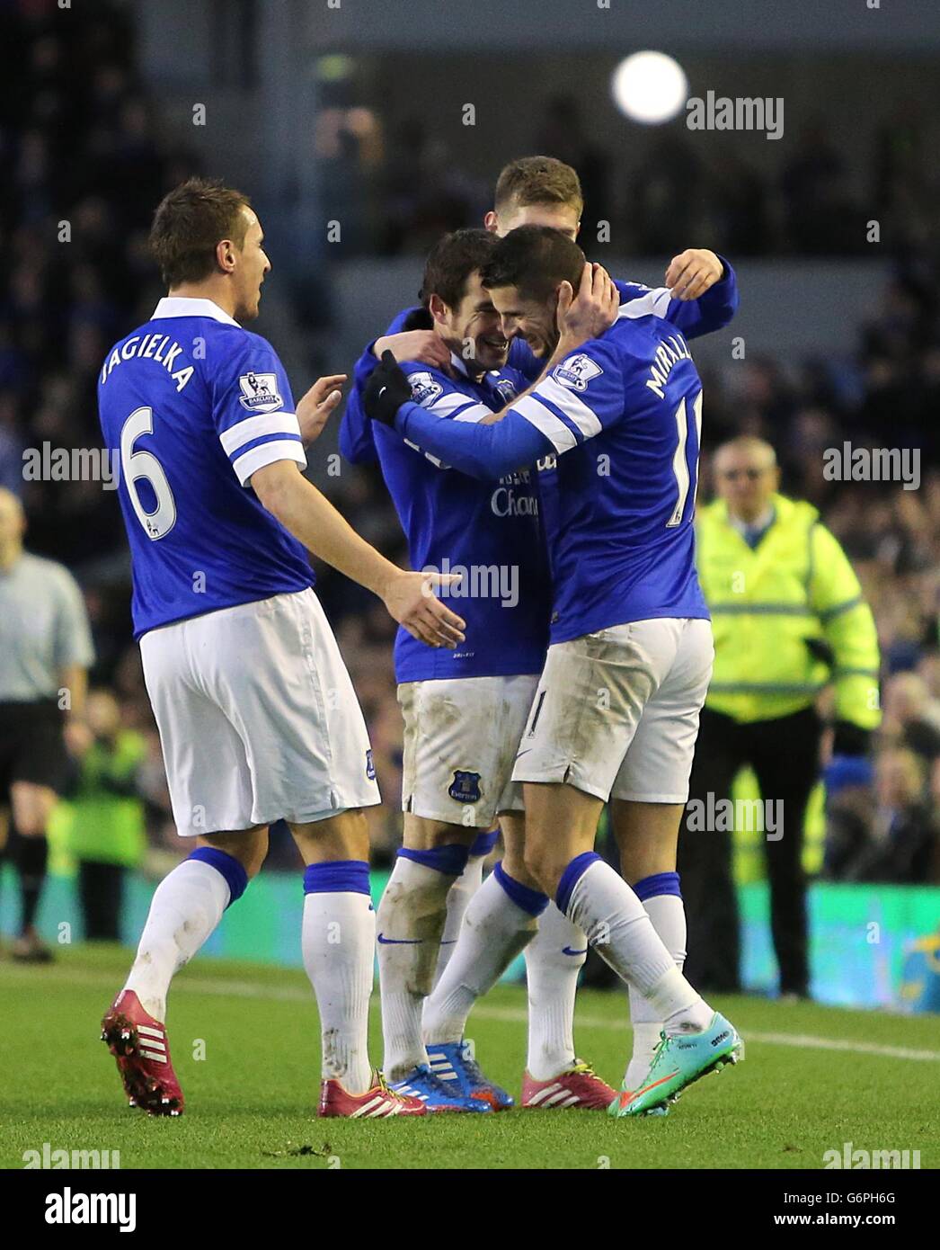 Calcio - Barclays Premier League - Everton / Norwich City - Goodison Park. Kevin Mirallas di Everton celebra il secondo gol del suo fianco con i suoi compagni di squadra Foto Stock