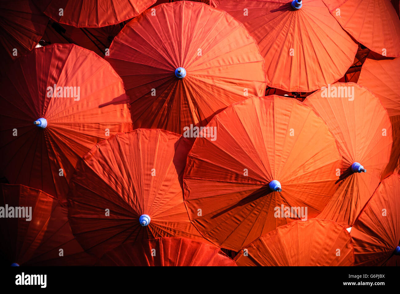 Tradizionale a mano carta Thai ombrelloni in Chiang Mai Thailandia del Nord Foto Stock