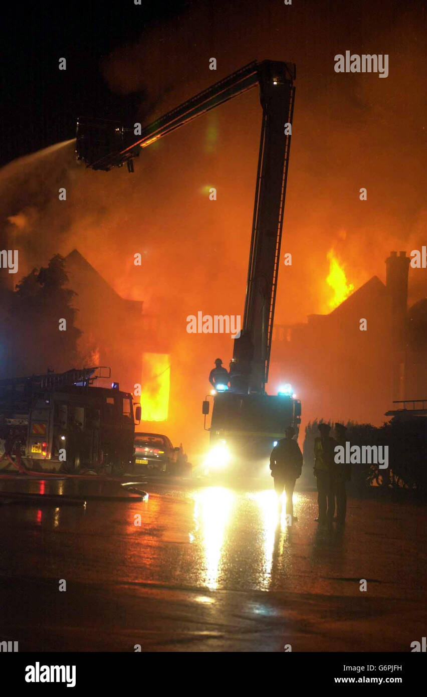 I vigili del fuoco che affrontano una boccata, presso la Gleddoch House, un hotel a cinque stelle e centro benessere vicino a Greenock a Inverclyde, Scozia. Otto motori antincendio erano presenti mentre gli equipaggi del fuoco cercavano di controllare la bontana dell'edificio su Old Greenock Road. Foto Stock