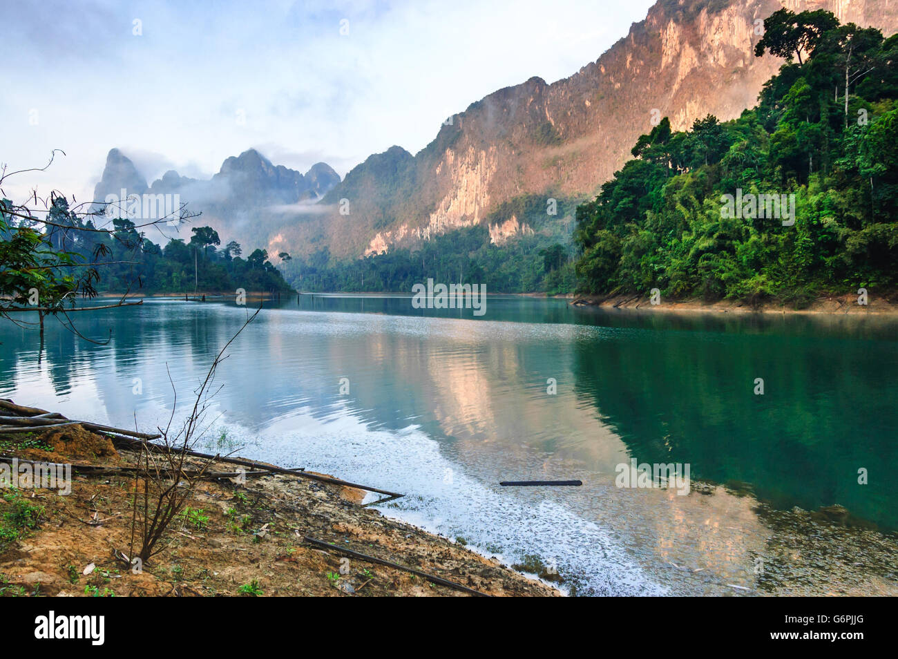 Sunrise over lan cheow lago in Khao Sok national park, Surat Thani provincia, nel sud della Thailandia Foto Stock