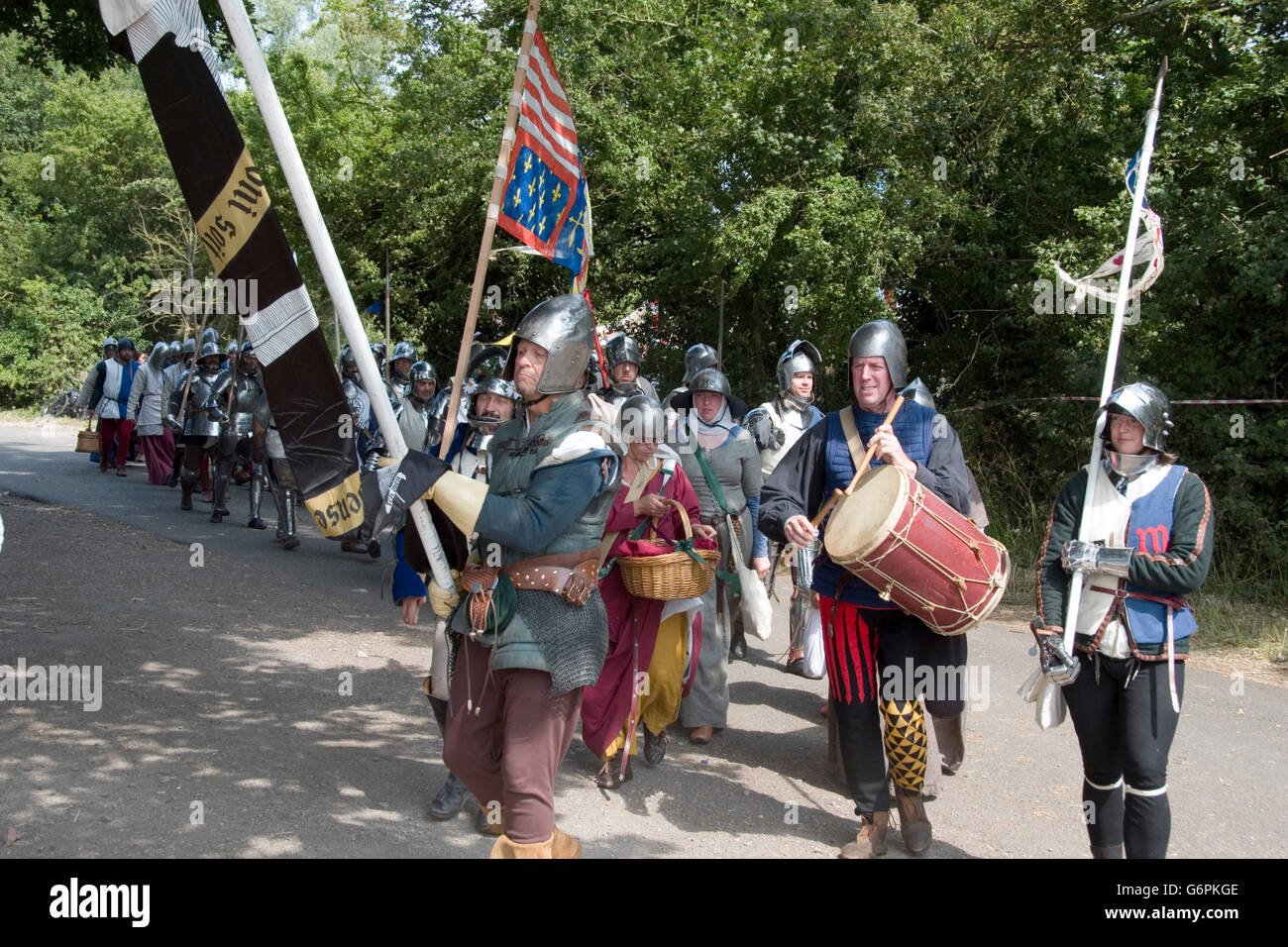 Tewkesbury, Regno Unito-Luglio 17, 2015: cavalieri in armatura marciando verso la battaglia il 17 luglio 2015 a Tewkesbury Festival medievale Foto Stock