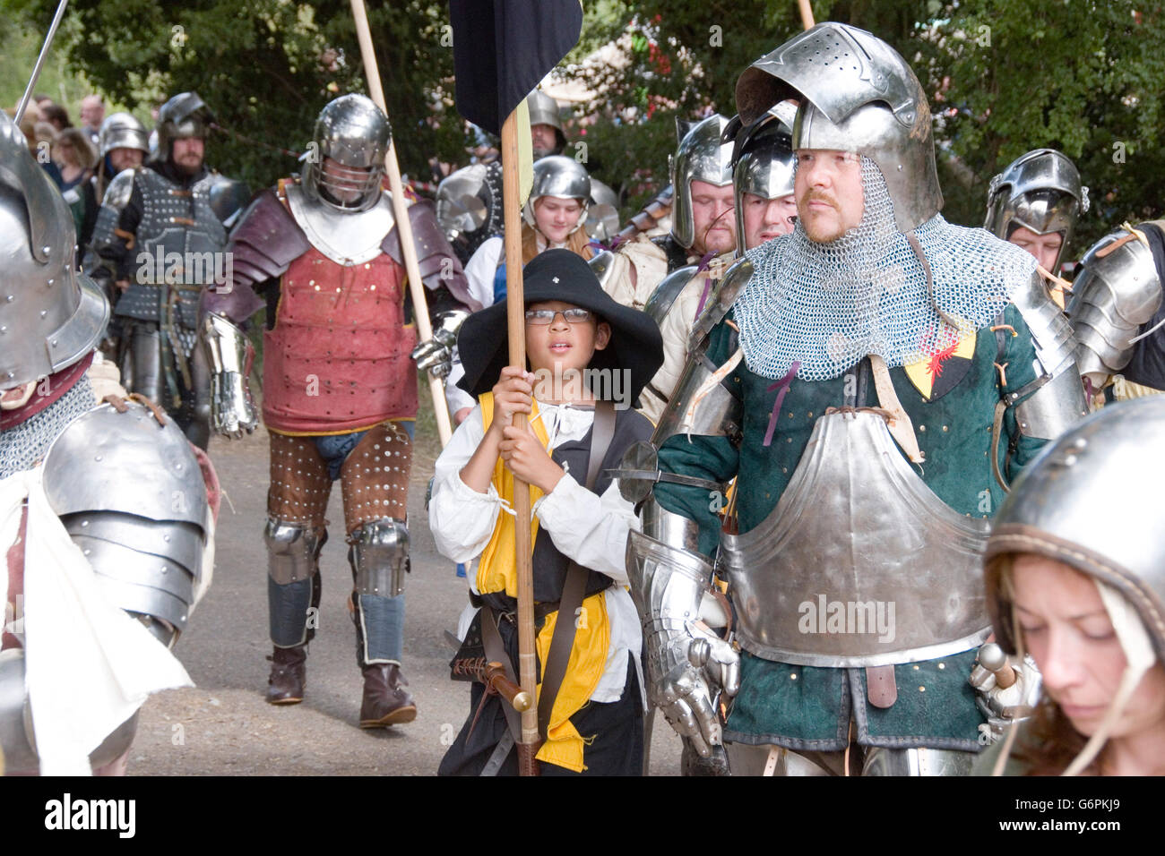 Tewkesbury, Regno Unito-Luglio 17, 2015: cavalieri in armatura marciando verso la battaglia il 17 luglio 2015 a Tewkesbury Festival medievale Foto Stock