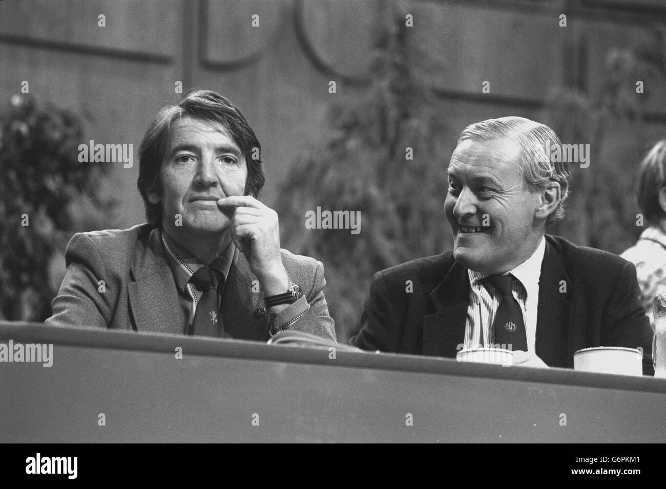 Dennis Skinner (l), deputato di Bolsover, si riflette come Tony Benn gli parla durante un momento di quiete alla Conferenza del partito laburista di Brighton. Foto Stock