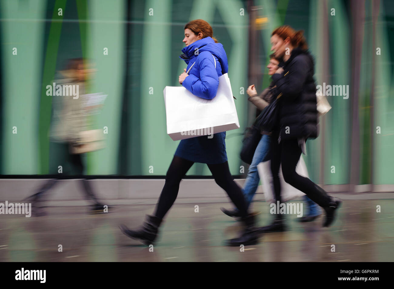 Shopping stock. I clienti che trasportano borse per lo shopping su Oxford Street, nel centro di Londra. Foto Stock