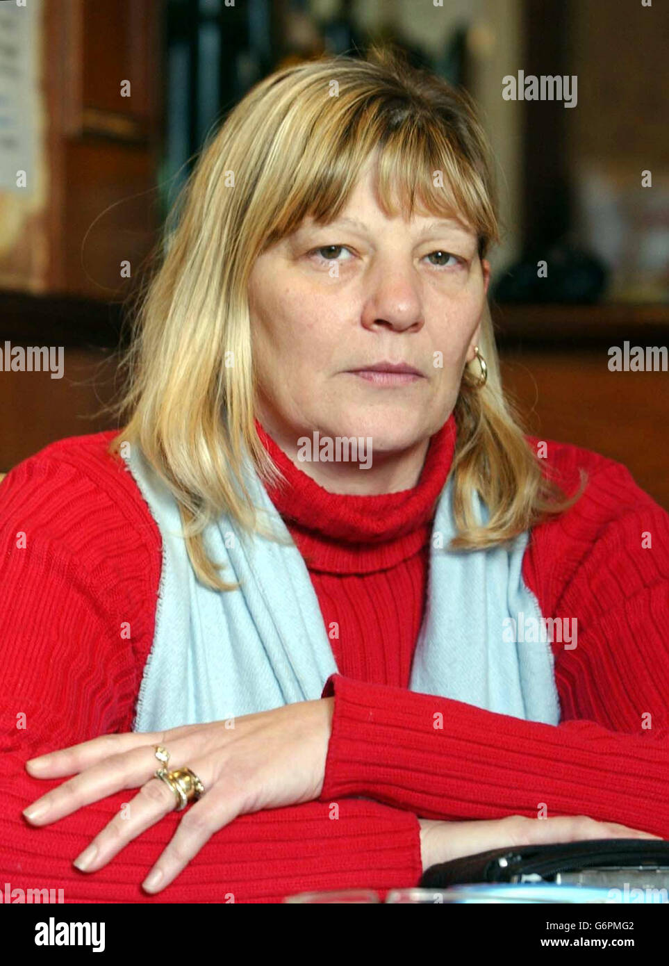 Maria Powell a casa sua a Cardiff, Galles, dove ha detto a PA News che affrontare l'assassino di suo marito in tribunale era stata la cosa più dura che abbia mai fatto. "Non posso descrivere i miei sentimenti contro di lui", ha detto. "Sono solo lieto che sia finita ora e che sia stata fatta giustizia". Suo marito Arron Powell, 56 anni, è stato pugnalato a morte in una stazione ferroviaria di Orleans, a sud di Parigi, nell'aprile 2002. Ieri il suo killer Elias Laguedani è stato incarcerato per 30 anni. Foto Stock