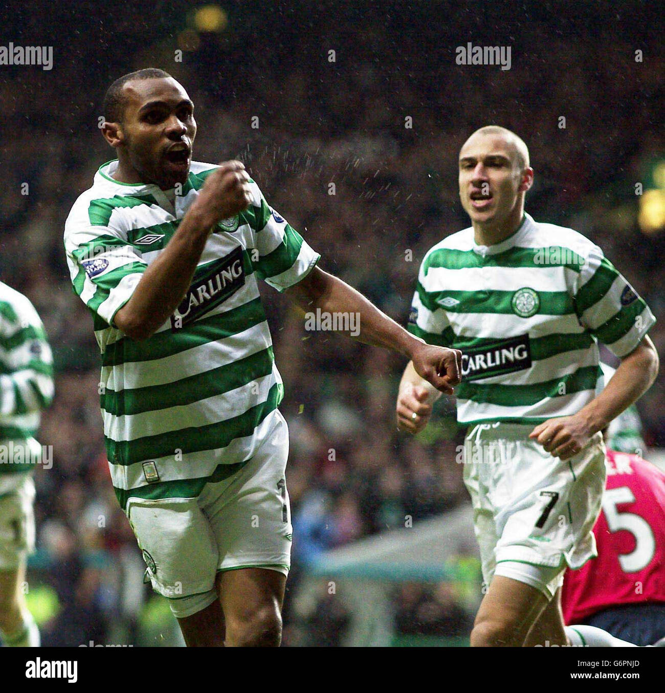 Didier Agathe celebra il primo gol di Celtic contro Kilmarnock durante la loro partita della Bank of Scotland Premier League al Celtic Park di Glasgow. Foto Stock