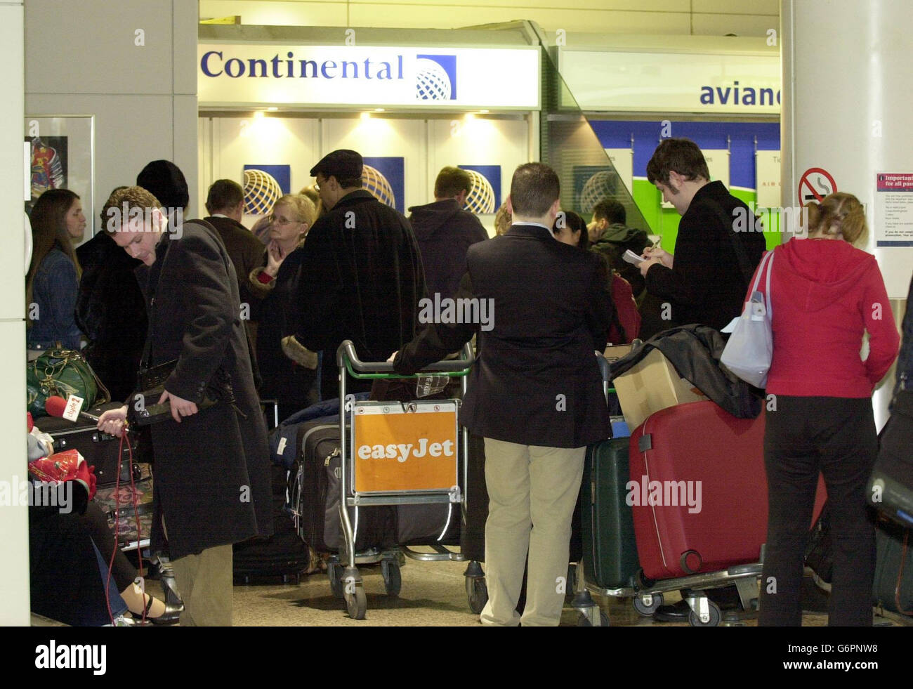 I passeggeri sono rimasti bloccati all'aeroporto di Glasgow, dopo che il volo Continental Airlines per Los Angeles è stato annullato a causa di un avviso di sicurezza. Si trattava di uno dei sei voli transatlantici provenienti dalla Gran Bretagna e dalla Francia, fondati a causa di minacce terroristiche. Foto Stock