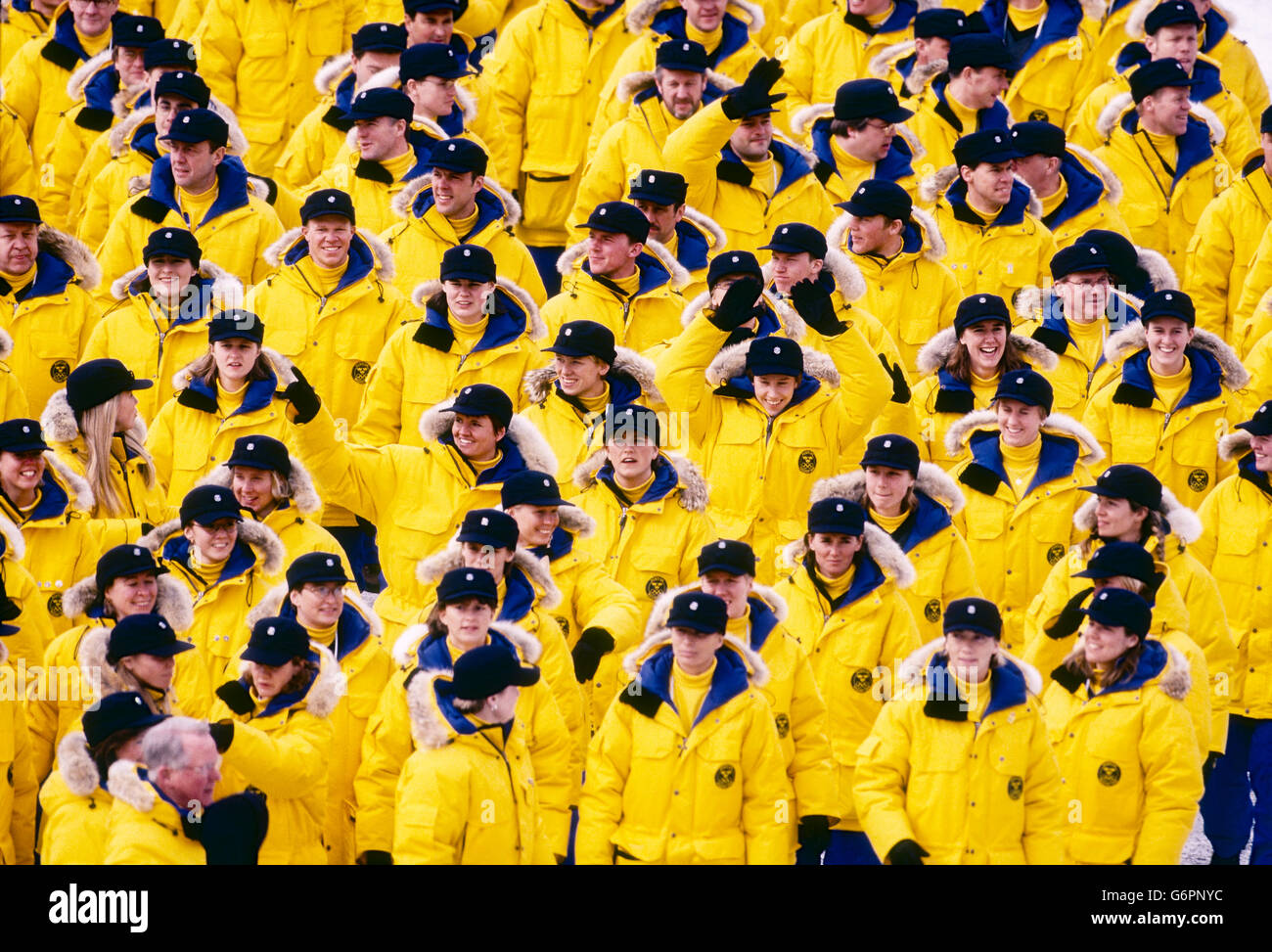 Team Svezia marciando in cerimonie di apertura alla 1998 Giochi Olimpici Invernali, Nagano, Giappone Foto Stock