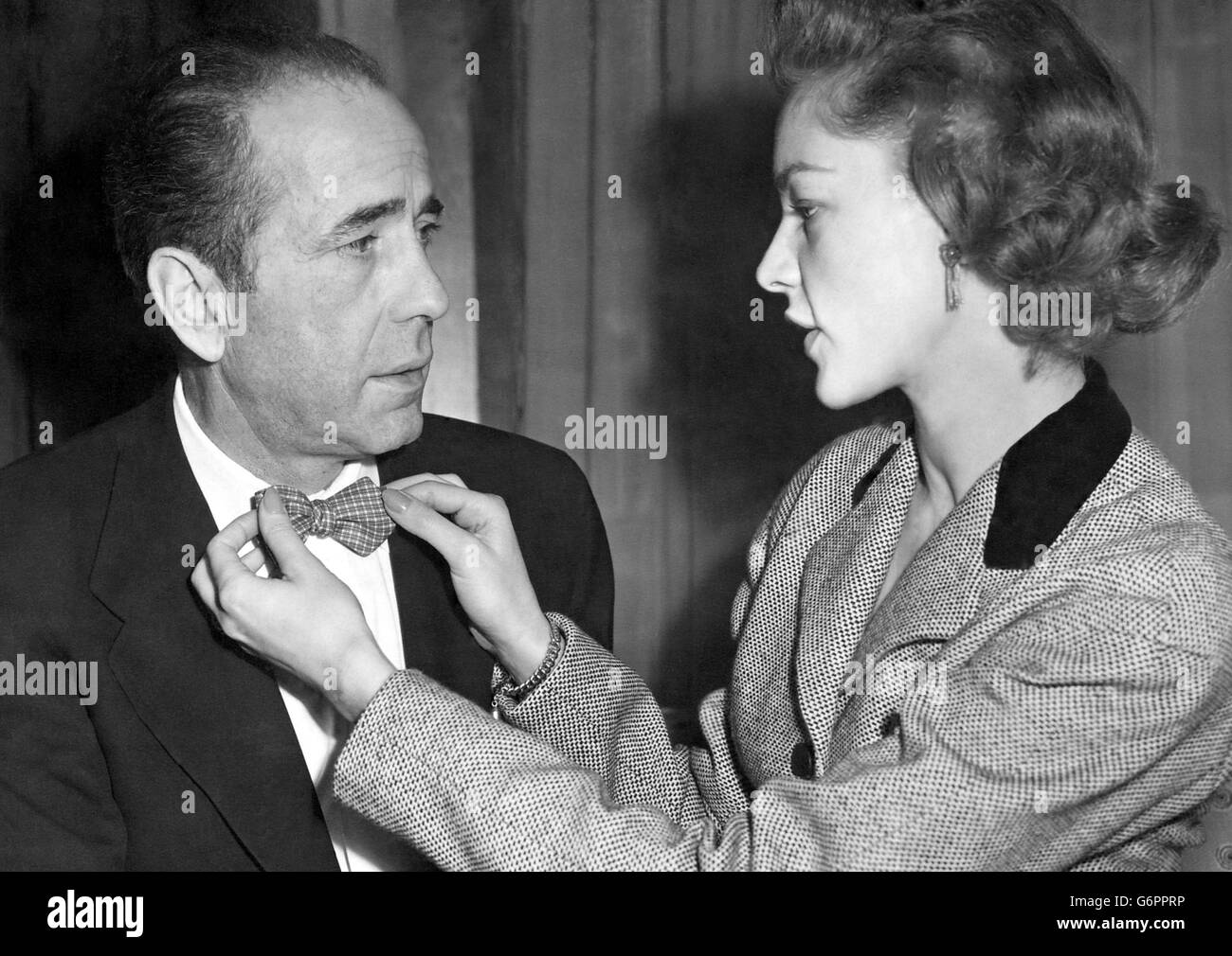 Aggiusta la cravatta a farfalla di suo marito humphrey bogart immagini