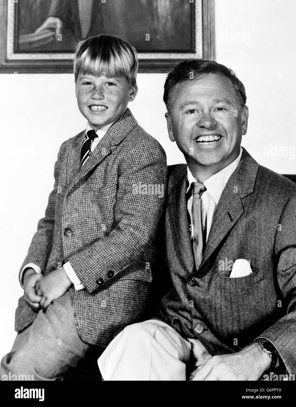 Mickey Rooney e suo figlio Teddy compariranno insieme nel film "Andy Hardy come Home", suonando un padre e un figlio su schermo. Foto Stock