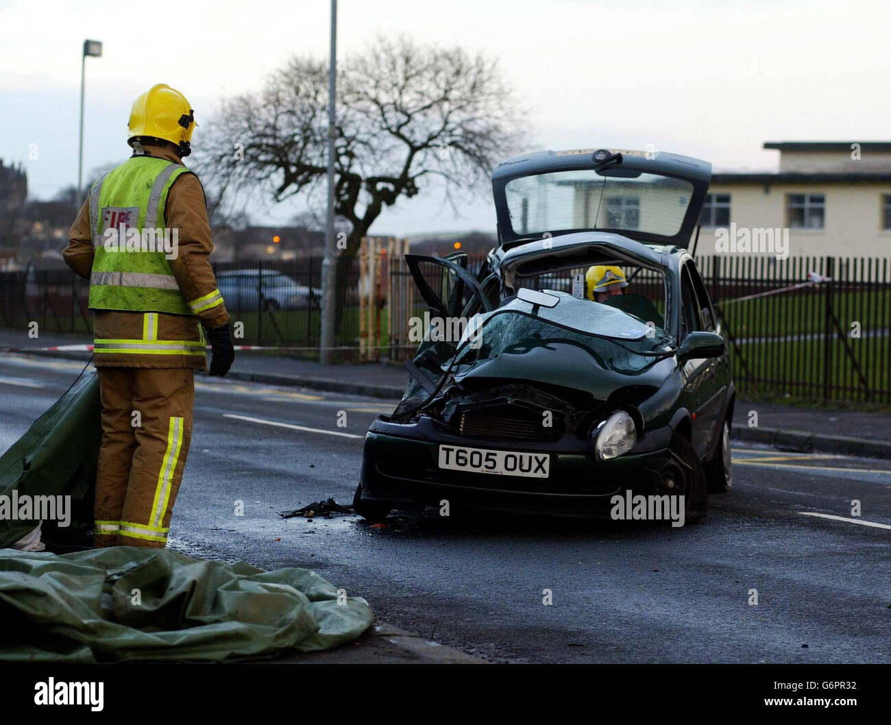 La scena dell'incidente mortale ad Airdrie, Lanarkshire. Due donne sono morte dopo una macchina e un camion ribaltabile da 17 tonnellate è collassato fuori da una scuola elementare, ha detto la polizia. L'incidente, che ha causato la morte di un automobilista e di un pedone, è accaduto alla Dunrobin Primary School di Petersburn Road, Airdrie, Lanarkshire. La polizia di Strathclyde ha detto che l'automobile, che è stata guidata da una donna di 67 anni, è stata colpita da un camion mentre usciva da un incrocio a T intorno alle 14:40. Foto Stock