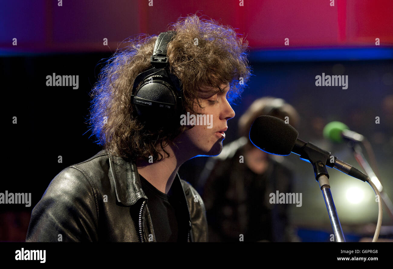 Benji Blakeway of Catfish e Bottlemen si esibiscono al Future Festival della BBC radio 1 presso gli Studios Maida vale di Londra, l'evento di musica dal vivo che comprende spettacoli di artisti che sono stati presentati come protagonisti nel 2014. Foto Stock