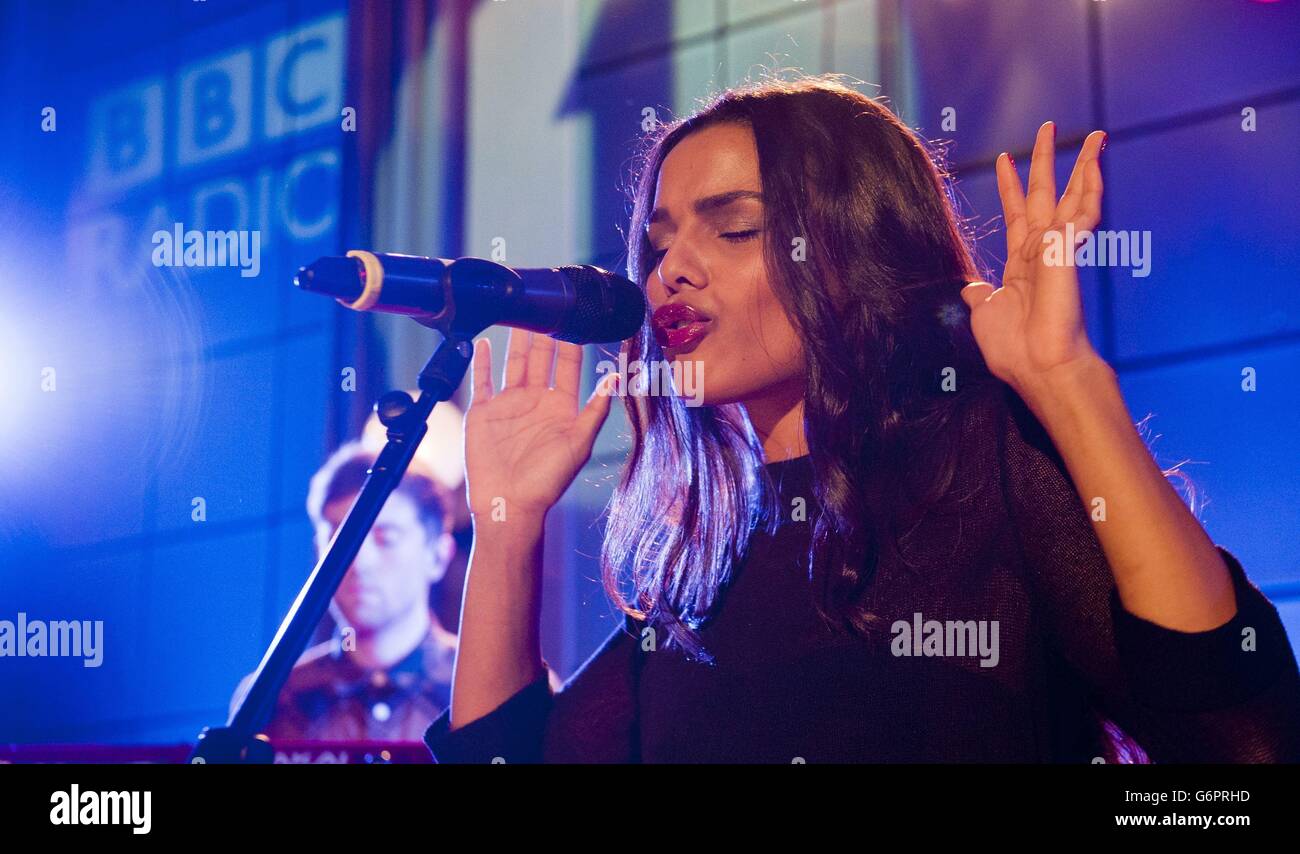 Yasmin si esibisce con Gorgon City al Future Festival della BBC radio 1 presso i Maida vale Studios di Londra, l'evento di musica dal vivo presenta spettacoli di atti che sono stati presentati come uno da guardare nel 2014. Foto Stock