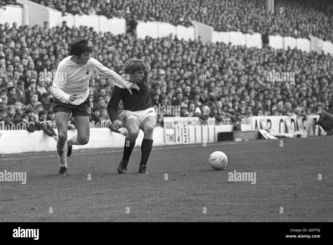 Peter Collins (l) di Tottenham Hotspur in azione con David Wilson di Burnley. (r). Foto Stock