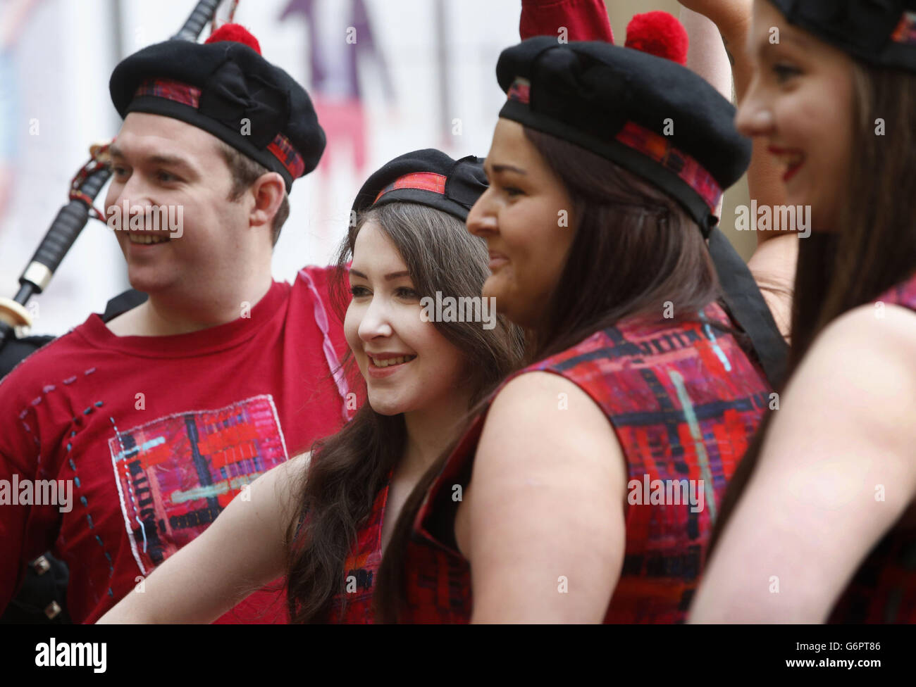 Ballerini durante una fotocellula su Buchanan Street a Glasgow, Scozia. Foto Stock